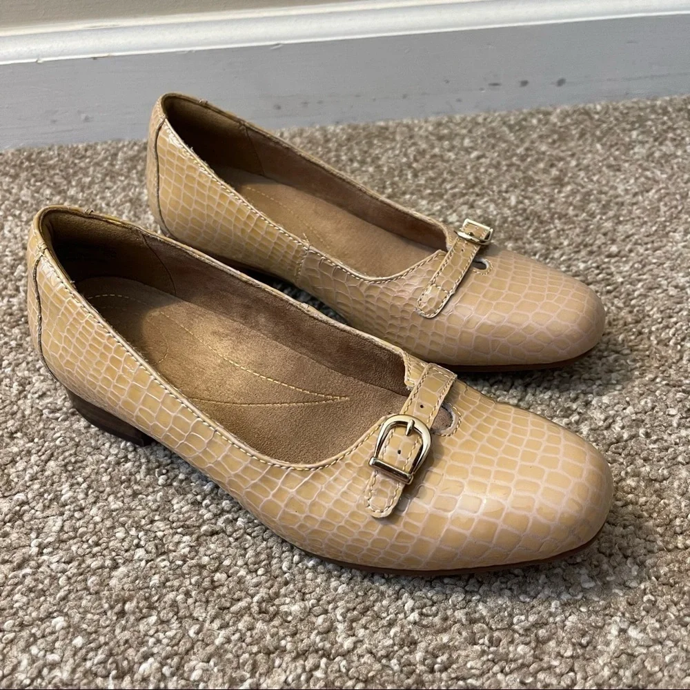 Clarks Artisan Women's Slip On Comfort Flats Beige Snake Prints Size 6.5M